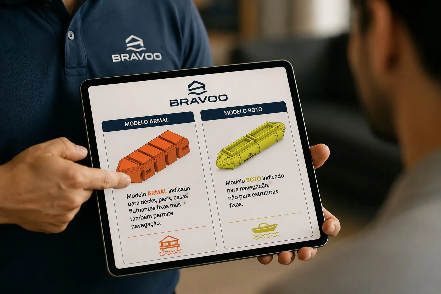 Especialista BRAVOO apresentando comparativo dos modelos ARMAL e BOTO em tablet