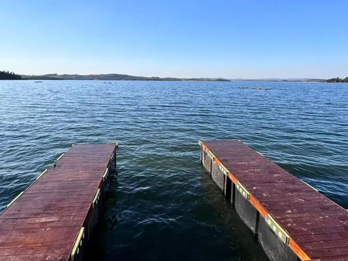 Píer flutuante em represa com águas azuis